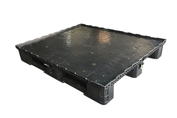 How can plastic pallet be compatible with forklifts and stackers for efficient operation?